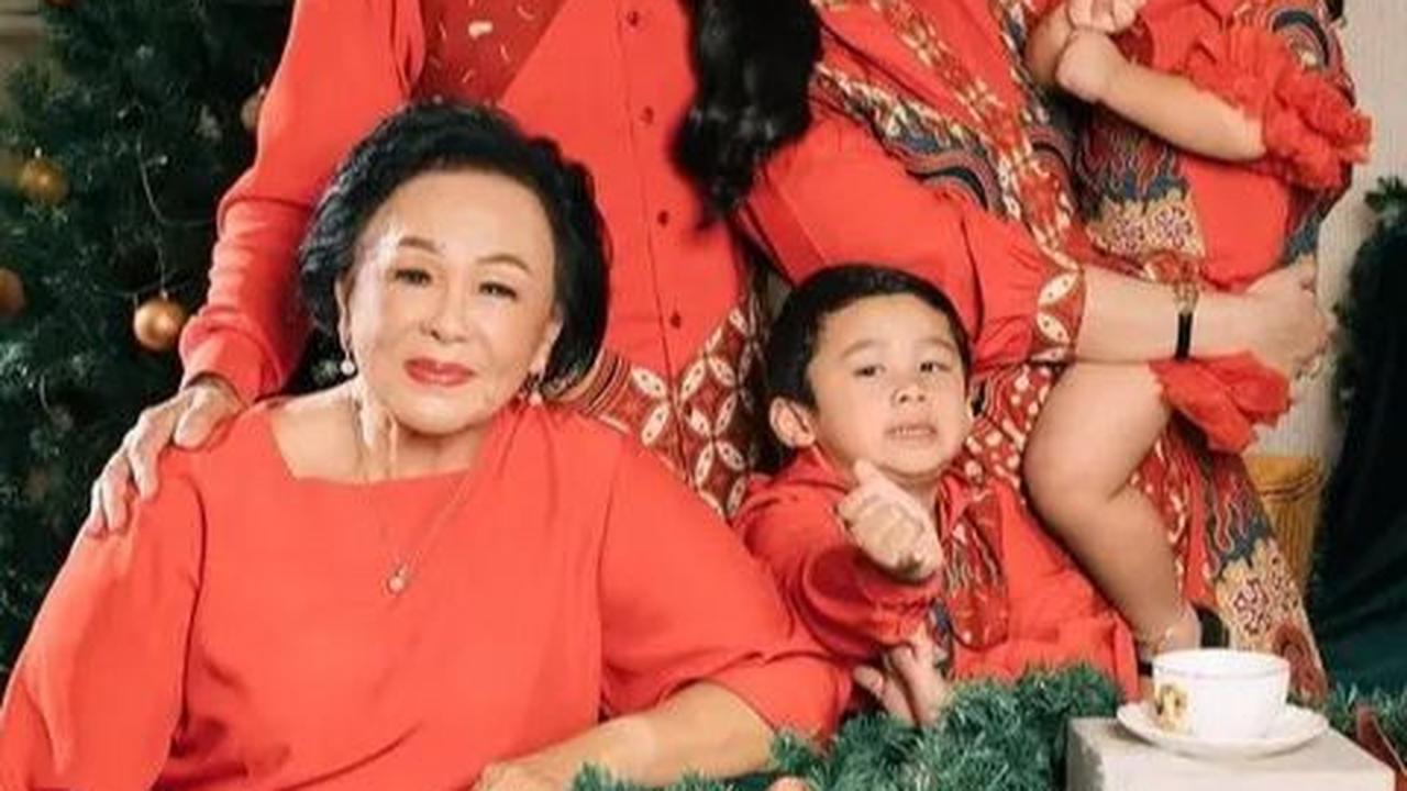 Ahok, bersama istri dan anak-anaknya, terlihat begitu bahagia, menunjukkan kehangatan dan kebersamaan yang begitu erat.