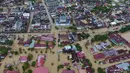 Foto udara menunjukkan bangunan, termasuk masjid (tengah atas), terendam banjir di Lhoksukon, Aceh Utara, Aceh, 3 Januari 2022. Lhoksukon menjadi kecamatan terparah di Aceh Utara yang dilanda banjir. (ZIKRI MAULANA/AFP)