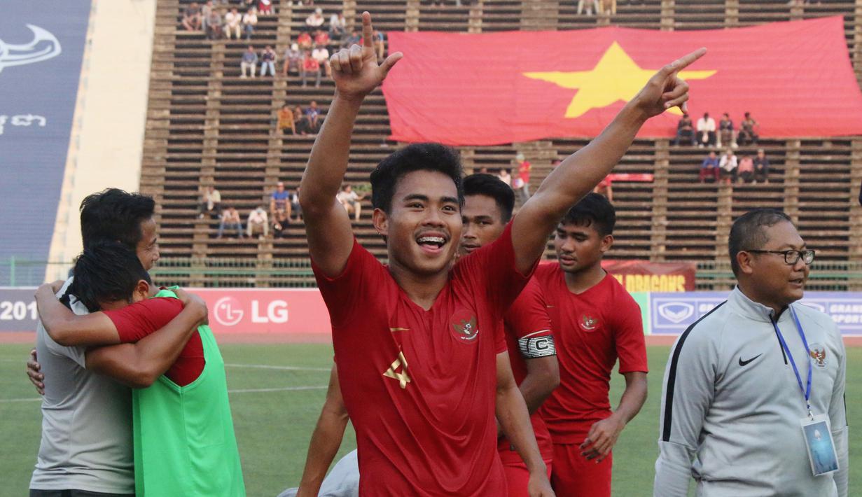 Pemain Timnas Indonesia U-22, Nurhidayat, merayakan kemenangan atas Vietnam pada laga Piala AFF U-22 2019 di Olympic Stadium, Phnom Penh, Kamboja, Minggu (24/2/2019). Indonesia menang 1-0 atas Vietnam. (Bola.com/Zulfirdaus Harahap)