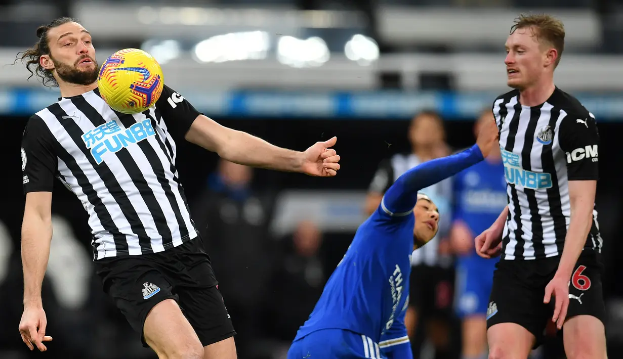 Striker Newcastle United, Andy Carroll mengontrol bola dalam laga lanjutan Liga Inggris 2020/21 pekan ke-17 melawan Leicester City di St James' Park, Minggu (3/1/2021). Newcastle United kalah 1-2 dari Leicester City. (AFP/Paul Ellis/Pool)