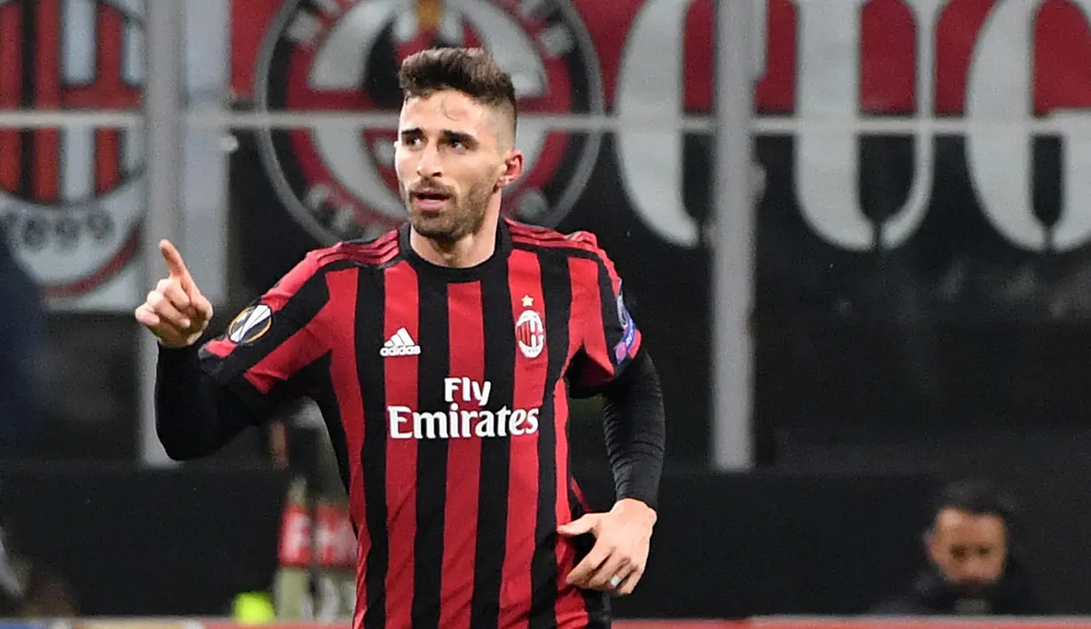 Pemain AC Milan Fabio Borini berselebrasi usai mencetak gol ke gawang Ludogorets Razgrad pada leg kedua babak 32 besar Liga Europa di San Siro, Milan, Kamis (22/2). Milan menang tipis 1-0 sehingga lolos ke babak 16 besar. (Daniel Dal Zennaro/ANSA via AP)