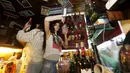 Bartender saat meramu minuman di bar 80s, Damaskus, Suriah, (13/3/2016).Kegiatan ini dilakukan untuk menormalkan kembali kehidupan masyarakat Suriah yang sering terjadi konflik. (REUTERS / Omar Sanadiki)