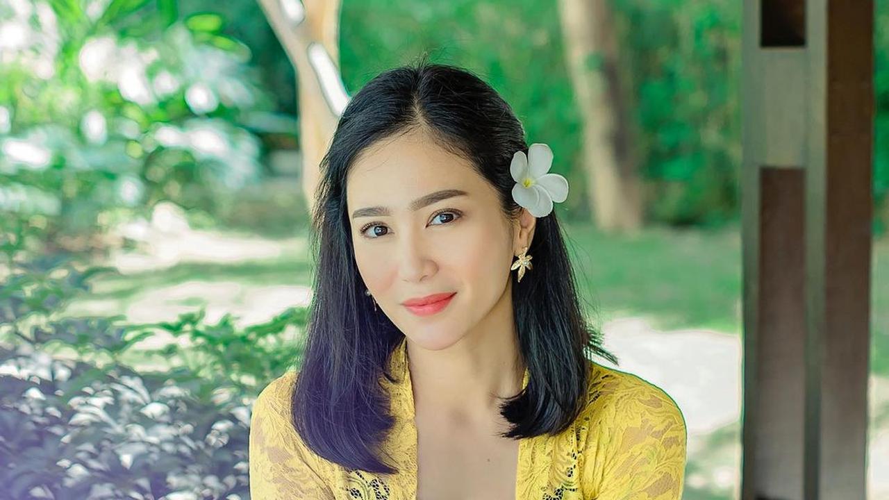 6 Pesona Bunga Zainal Saat Liburan di Bali, Penampilannya Bikin Pangling