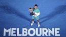 Petenis asal Serbia, Novak Djokovic, tampil sebagai juara pada ajang Australia Terbuka 2021 yang berlangsung di Rod Laver Arena, Melbourne, Minggu (21/2/2021). (AP Photo/Hamish Blair)