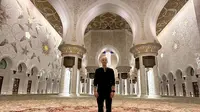 Taz Skylar mengunjungi Masjid Sheikh Zayed Abu Dhabi. (Instagram/ taz_skylar)