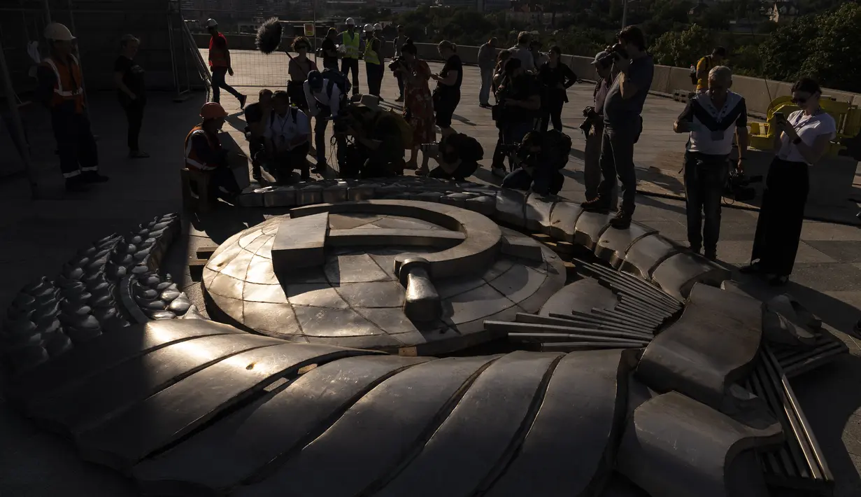 Menurut Ukrainska Pravda, pengerjaan monumen tersebut dimulai dengan pembongkaran karangan bunga lambang beberapa hari lalu.(AP Photo/Jae C. Hong)