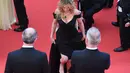 Seolah ingin melawan aturan dalam Red Carpet di Festival Film Cannes yang ketat, bintang film Pretty Woman itu melepas sepatunya dan berjalan santai melewati karpet merah. (AFP/Bintang.com)