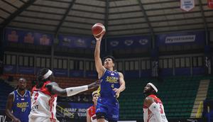 Satria Muda Pertamina Bandung kembali amankan posisinya usai berhasil menaklukan Rajawali Medan dengan skor akhir tipis 89-87 yang berhasil diraih pada detik terakhir (0.11 detik) sisa waktu pertandingan dalam gelaran IBL 2026 di Bandung Arena, Jumat (3/4/2026) malam.