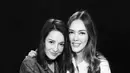 Momen kebersamaan Cathy Sharon dan Julie Estelle juga sering diunggah melalui akun Instagram pribadi mereka. Sibling goals mereka semakin terlihat saat Julie mengunggah potretnya bersama Cathy dengan nuansa hitam putih. (Liputan6.com/IG/@julstelle)