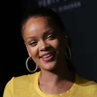 Penyanyi seksi Rihanna menghadiri peluncuran Fenty Beauty by Rihanna di Duggal Greenhouse, New York, Kamis (7/9). Mantan kekasih Chris Brown ini menggunakan anting kuning emas berukuran besar untuk menambahkan kesan mewah.  (Brent N. Clarke/Invision/AP)