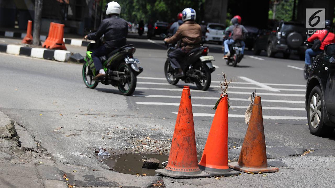 Jalan Berlubang di Tanjung Barat Bahayakan Pemotor