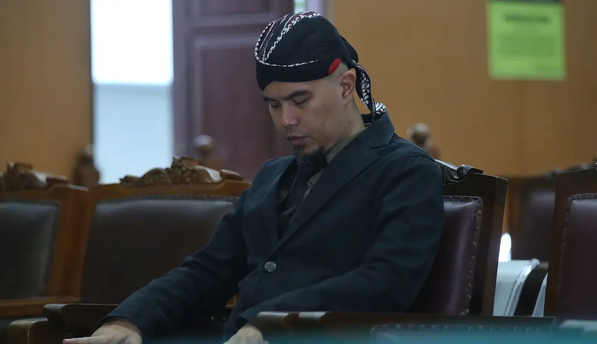 "Ini beda denan sebelumnya, yang sebelumnya sudah disidangkan di Pengadilan Negeri Jakarta Selatan. Kalau yang ini ada hubungannya dengan laporan soal Rocky Gerung," ucap Jack Boyd Lapian di Polda Metro Jaya (12/5). (Nurwahyunan/Bintang.com)