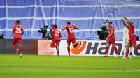 Para pemain Sevilla merayakan gol yang dicetak Rafa Mir (tengah) pada pertandingan lanjutan La Liga Spanyol di di stadion Bernabeu, Madrid, Spanyol, Senin (29/11/2021). Real Madrid menang tipis atas Sevilla 2-1. (AP Photo/Manu Fernandez)