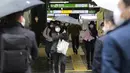 Warga memakai masker untuk melindungi dari penyebaran virus corona berdiri di stasiun kereta di Tokyo (8/3/2021). Pemerintah Jepang memperpanjang keadaan darurat di wilayah Tokyo hingga 21 Maret karena sistem medis masih disaring oleh pasien COVID-19. (AP Photo/Koji Sasahara)