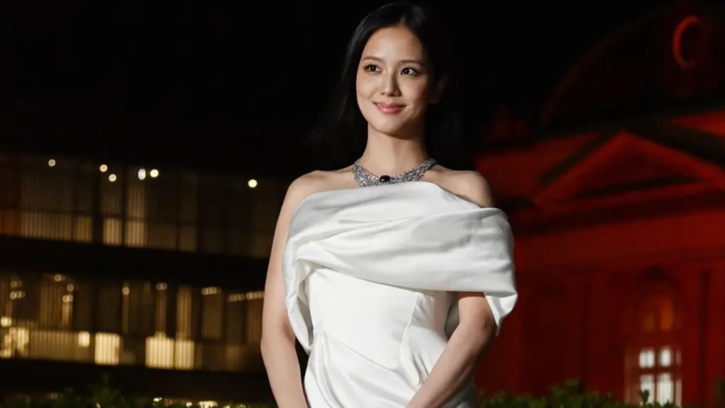 Jisoo Blackpink hadir di gala Cartier di Kyoto pada 13 Oktober 2026, mengenakan gaun putih Vivienne Westwood dan kalung Stellara dengan safir 41,01 karat. (@hypebeastjp)