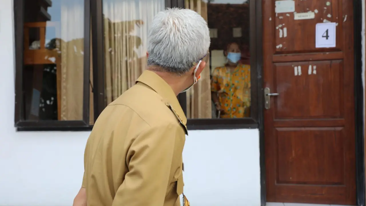 Gubernur Ganjar Pranowo melakukan pengecekan penanganan Covid-19 di RSUD Dr Loekmono Hadi, Kudus, Senin (31/5). (Foto: Liputan6.com/Felek Wahyu)