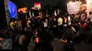 Sejumlah aparat ikut menikmati pertunjukkan Iwan Fals melalui layar besar Senayan, Jakarta, Sabtu (21/11/2015). Selama acara berlangsung, kondisi di luar gedung pertunjukkan, aman dan tertib (Liputan6.com/Faisal R Syam)