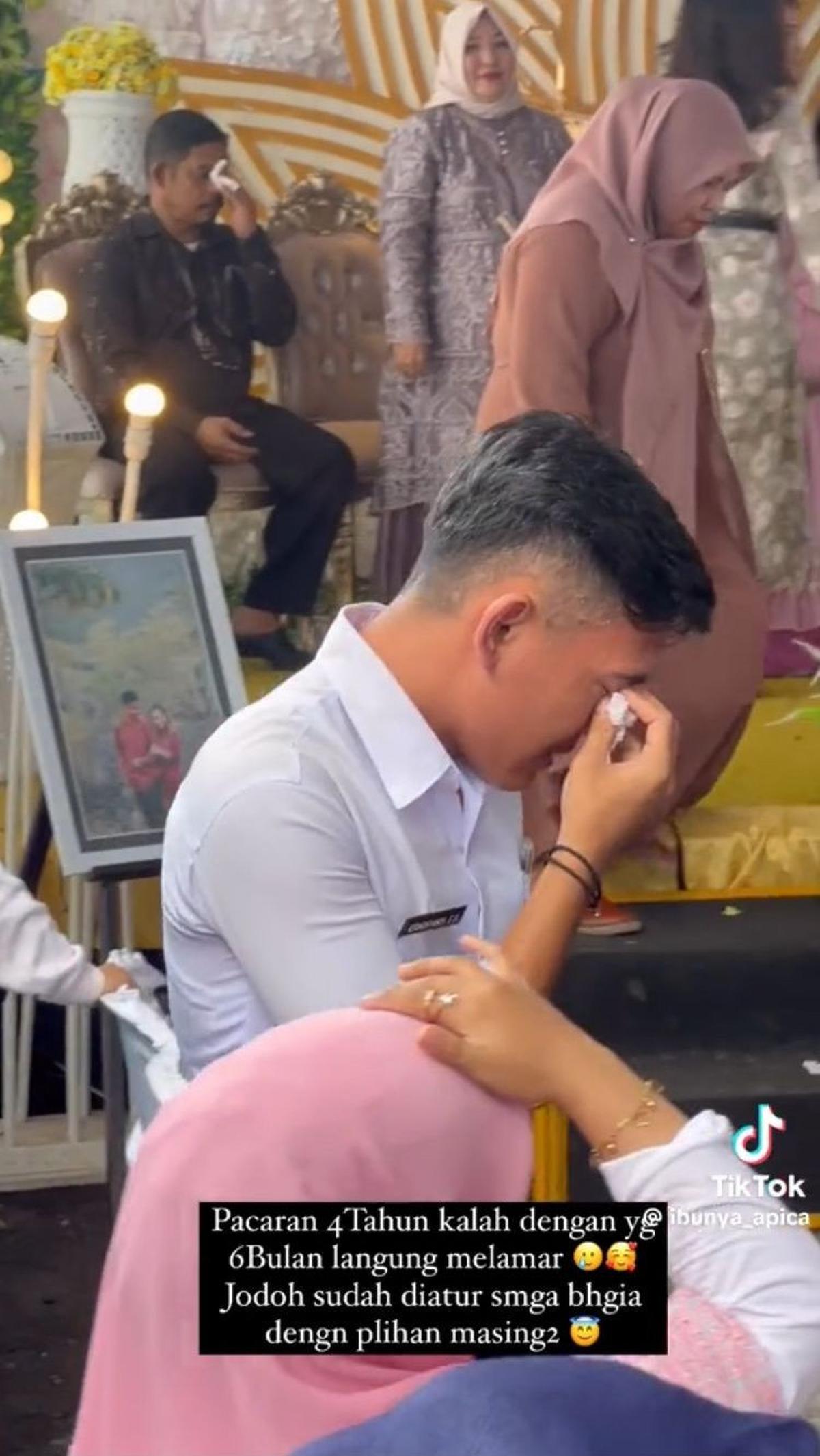 Namun ternyata, air matanya tak terbendung. Terlalu sakit, ia terus menangis dan menghapus air matanya.