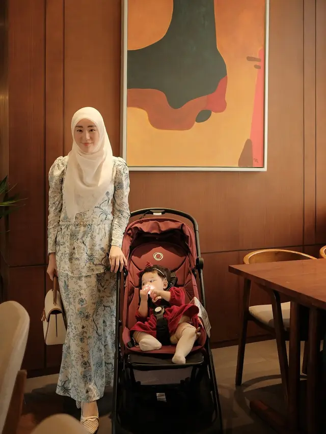 Genap 29 Tahun, Ini 5 Gaya Hijab Simpel Ala Larissa Chou saat Hangout Bareng Anak
