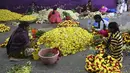 Penjual bunga menyiapkan karangan bunga di pasar grosir di Bengaluru, India, Kamis (24/9/2020). Negara berpenduduk 1,3 miliar itu diperkirakan akan menjadi negara terparah pandemi COVID-19 dalam beberapa minggu, melampaui Amerika Serikat. (AP Photo/Aijaz Rahi)