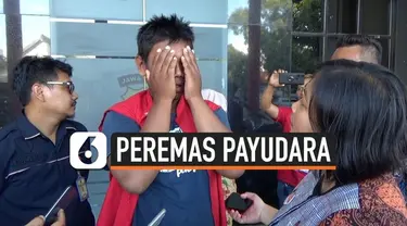 Polrestabes Surabaya, Jawa Timur, menangkap pelaku peremas payudara. Modus pelaku berpura-pura meminta nomor telepon korban dan ketika korban lengah pelaku langsung meremas payudara korban.