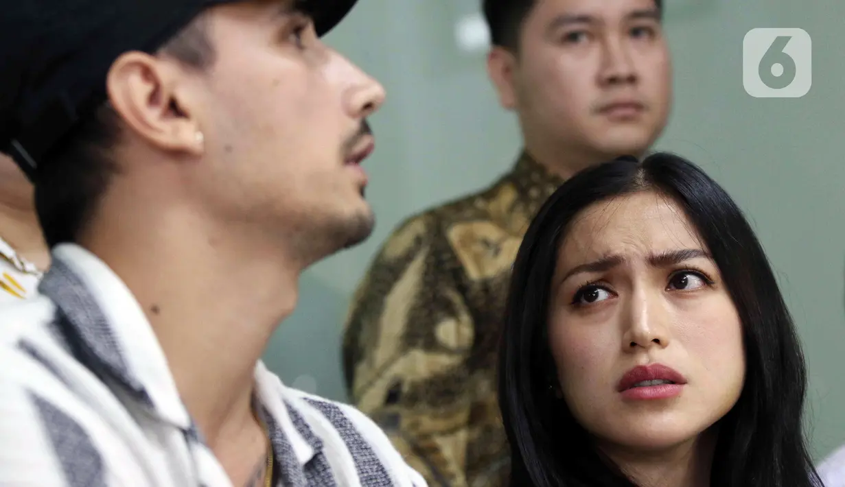 Aktris Jessica Iskandar (kanan) dan Vincent Verhaag saat konferensi pers terkait kasus penipuan dan penggelapan investasi mobil di kawasan Menteng, Jakarta, Kamis (14/7/2022). Pasangan Jessica Iskandar dan Vincent Verhaag menjadi korban penipuan atas kasus penyewaan mobil di Bali dengan pelaku Christoper Stefanus Budianto atau Steven dan mengalami kerugian sebesar hampir Rp 10 milliar dan 11 mobil mewah. (Liputan6.com/Herman Zakharia)