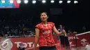 Pebulutangkis tunggal putri Indonesia, Lindaweni Fanetri berteriakusai mengembalikan bola keSoraya De Visch E (Belanda) di Total BWF Championships 2015 di Jakarta, Senin (10/8/2015). Lindaweni unggul 21-13 dan 21-15. (Liputan6.com/Helmi Fithriansyah)