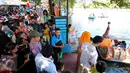 Permainan sepeda air atau Bebek-bebekan menjadi favorit di Kampung Budaya Betawi, Jakarta, Sabtu (18/7/2015). Tampak pengunjung sedang mengantri untuk bisa menaiki sepeda air. (Liputan6.com/Yoppy Renato)