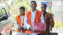 Bupati Kudus Muhammad Tamzil dan Umar Ritonga tangan kanan mantan Bupati Labuhanbatu, Pangonal Harahap berjalan akan menjalani pemeriksaan di Gedung KPK, Jakarta, Rabu (14/8/2019). (merdeka.com/dwi narwoko)