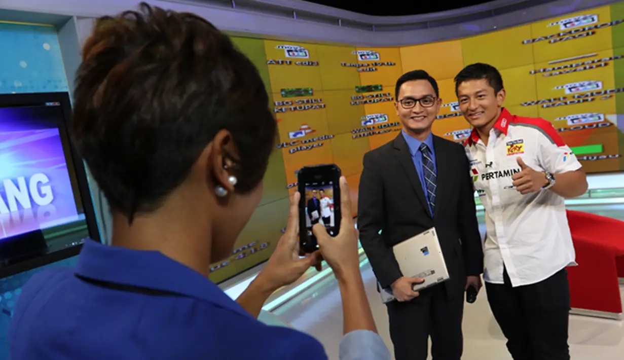 Kehadiran pebalap Rio Haryanto tak luput membuat sejumlah kru dari Bola.com, Liputan6.com dan SCTV memintanya untuk foto bareng disela-sela kunjungannya ke SCTV Tower, Jakarta, Jumat (31/8/2015).  (Bola.com/Vitalis Yogi)
