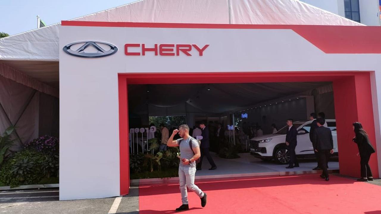 Pameran Produk Ekologi Chery <br>Hari pertama (15/10), berbagai produk dipamerkan. Dirancang lima peragaan produk utama, mencerminkan gaya hidup cerdas 'manusia, mobil, dan kehidupan' seperti kacamata pintar, kulkas kecantikan, skateboard listrik, pemoton
