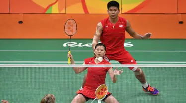 Ganda campuran Indonesia, Praveen Jordan dan Debby Susanto saat menghadapi ganda campuran asal Jerman, Michael Fuchs dan Birgit Michels dalam babak penyisihan Grup A Olimpiade 2016 di Rio de Janeiro, Brasil, Jumat (12/8). (AFP PHOTO/Ed Jones)