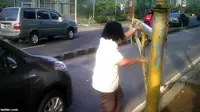 Suzuki Ertiga Wanita Keriting Penerobos Portal Busway Ditilang