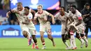 Para pemain Kanada merayakan kemenangan usai babak adu penalti dalam pertandingan perempat final Copa America 2024 melawan Venezuela di Stadion AT&T di Arlington, Texas, pada 5 Juli 2024 atau Sabtu 6 Juli 2024 pagi WIB. (CHARLY TRIBALLEAU/AFP)
