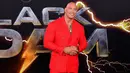 Aktor AS Dwayne Johnson tiba untuk pemutaran perdana film 'Black Adam' di Time Square, New York City, Amerika Serikat, 12 Oktober 2022. Aktor berusia 50 yang menjadi karakter utama film tersebut memerankan tubuh kekarnya dalam balutan jas merah dengan celana panjang yang senada. (AFP/ANGELA WEISS)