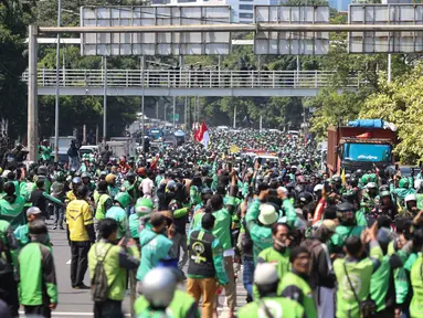 Ribuan pengemudi ojek online (ojol) memenuhi ruas jalan di sekitar Tempat Pemakaman Umum (TPU) Karet Bivak, Jakarta, Jumat (29/8/2025). (Kapanlagi.com/Budy Santoso)