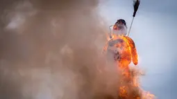 Sebuah boneka salju raksasa atau yang disebut Boeoegg dibakar di alun-alun Sechselaeuten, Zurich, Swiss (16/4). Acara ini untuk menandakan akhir dari festival musim dingin. (Ennio Leanza/Keystone via AP)