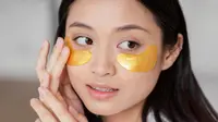 How to Get Rid of Under Eye Bags Naturally: 10 Simple Tips to Try at Home