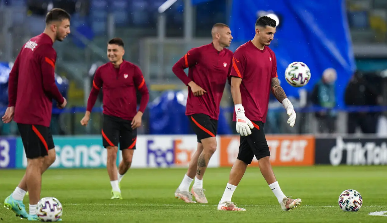 Para pemain Turki berolahraga selama sesi latihan jelang melawan Italia pada pertandingan sepak bola grup A Euro 2020 di Olympic Stadium, Roma, Italia, Kamis (10/6/2021). Turki akan melawan Italia pada 11 Juni 2021 waktu setempat. (AP Photo/Alessandra Tarantino)