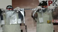 Penyidik KPK menunjukkan barang bukti hasil operasi tangkap tangan (OTT) Pasuruan di Gedung KPK, Jakarta, Jumat (5/10). Barang bukti tersebut berupa uang, kartu ATM, dan bukti transfer. (Merdeka.com/Dwi Narwoko)