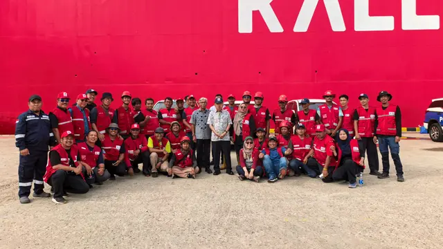Jusuf Kalla melepas sejumlah relawan dan bantuan untuk bencana Sumatera di Pelabuhan Tanjung Priok, Jakarta Utara, Minggu (4/1/2026).