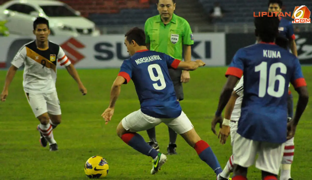 Pemain Malaysia, Norshahrul melewati pemain Laos dalam Laga Piala AFF Suzuki 2012 grup B di Stadion Bukit Jalil, Kuala Lumpur Malaysia, rabu 28 November 2012. pertandingan dimenangkan Malaysia dengan skor 4-1.