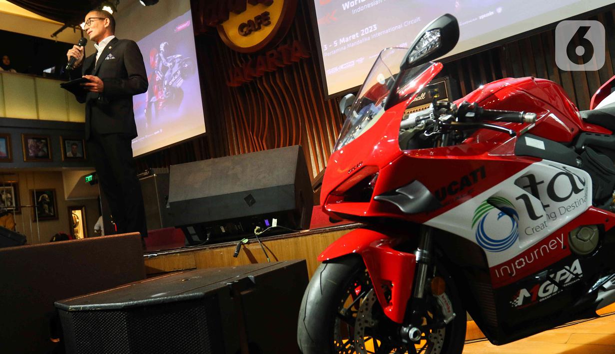 Menteri Pariwisata dan Ekonomi Kreatif Sandiaga Uno saat acara peluncuran World Superbike (WSBK) Indonesian Round 2023 di Jakarta, Kamis (12/01/2023). Ajang balap motor bergengsi dunia World Superbike (WSBK) musim 2023 bakal kembali menghelat salah satu serinya di Sirkuit Mandalika, Lombok, NTB pada 3-5 Maret mendatang. (Liputan6.com/Herman Zakharia)