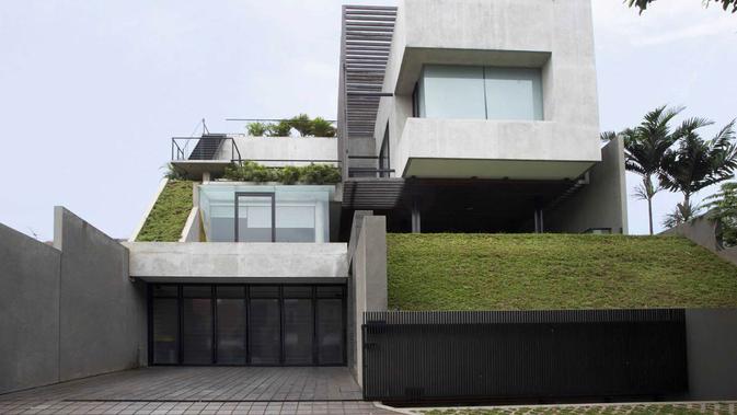 Pagar rumah minimalis material besi warna hitam, W House di Jakarta karya Studio Air Putih. (dok. Arsitag.com)