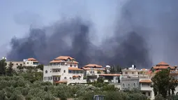 Polisi menembakkan gas air mata, peluru berujung spons, dan meriam air selama demonstrasi massal oleh Druze Arab, ledakan kekerasan yang jarang terjadi di daerah yang biasanya sepi. (AP Photo/Ohad Zwigenberg)