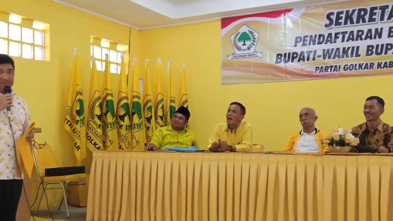 Ketua KONI Garut Abdusy Syakur Amin menjadi bakal calon pertama yang mengambil formulir pendaftaran Pilkada Garut dari Partai Golkar. (Liputan6.com/Jayadi Supriadin)