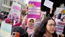 Ratusan orang turun ke jalan pada hari Jumat di Jakarta untuk memperingati Hari Perempuan Internasional. (AP Photo/Dita Alangkara)
