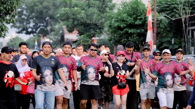 Ayu Ting Ting jalan santai