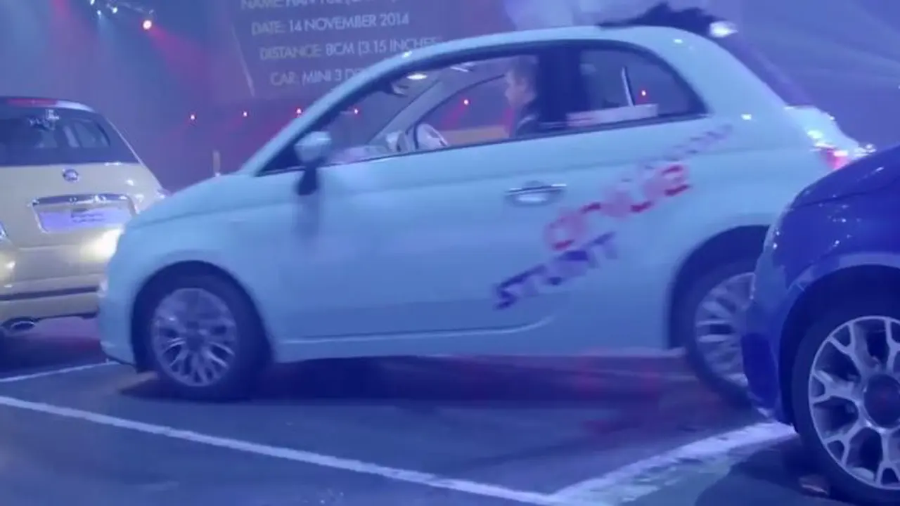 Aksi Fiat 500C Pecahkan Rekor Parkir Paralel Tersempit Dunia