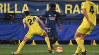 Gelandang Arsenal, Bukayo Saka, ketika mencoba melewati pertahanan Villarreal dalam leg pertama semifinal Liga Europa, Jumat (30/4/2021) dini hari WIB. Arsenal kalah 1-2 dalam pertandingan tersebut. (JOSE JORDAN / AFP)